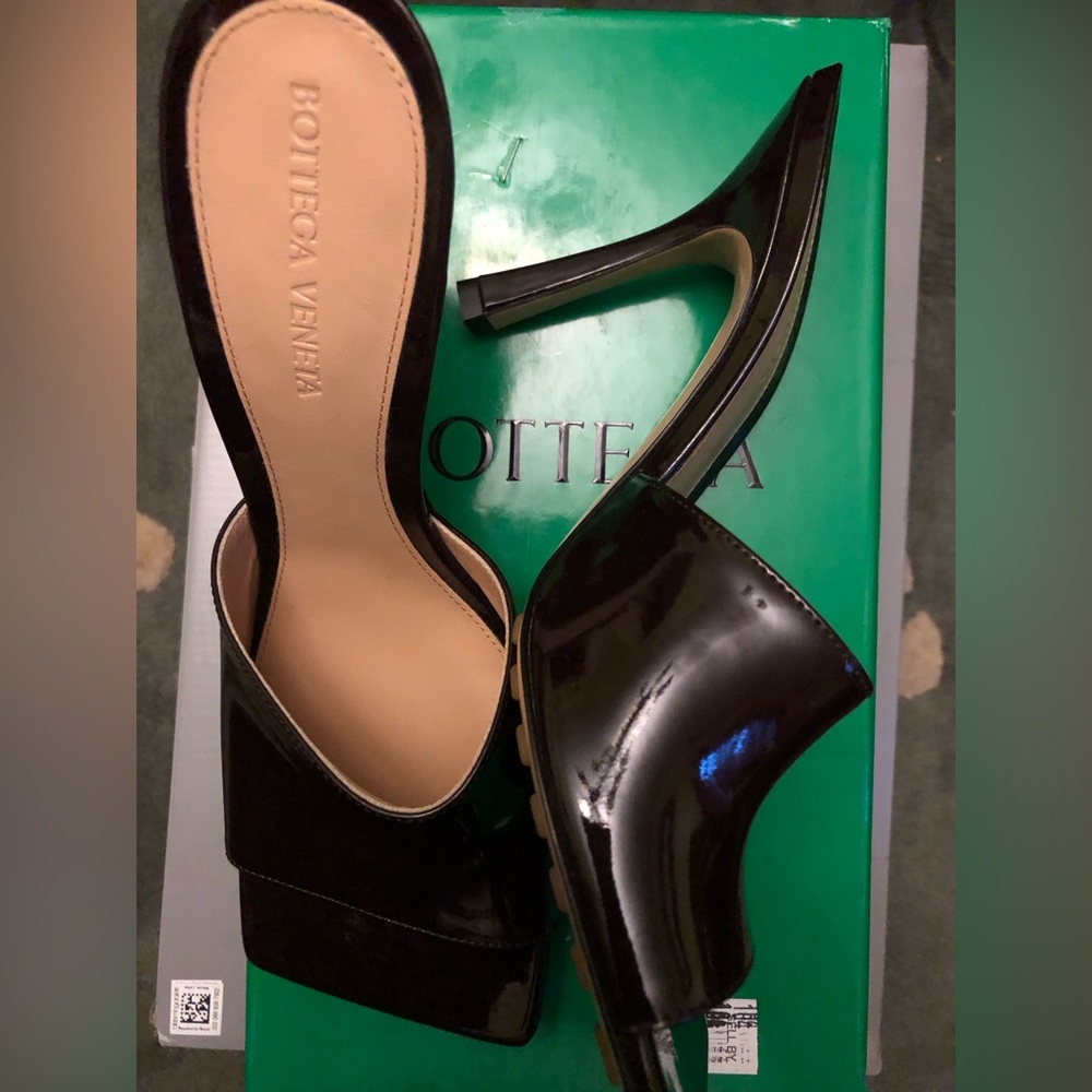 Bottega Veneta
Bottega Veneta Square Toe Sandals - Picture 8 of 16